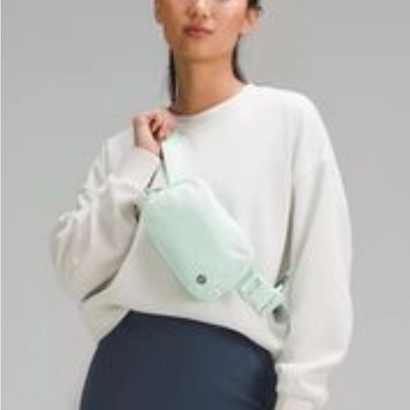 LULULEMON EVERYWHERE BELT BAG UNISEX GREEN TEA - Picture 2 of 7